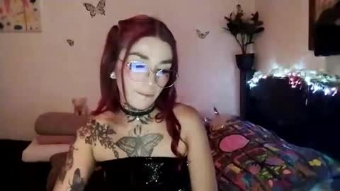 Snapshot of emilywhitee_ chatting on February 14, 2:39 am Valentina independent model online show from February 14, 2:39 am