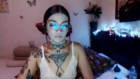 Snapshot of emilywhitee_ chatting on December 12, 2:04 am Valentina independent model online show from December 12, 2:04 am