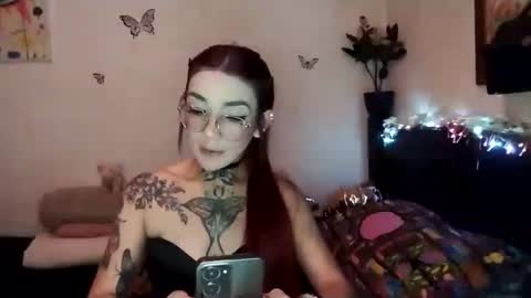 Snapshot of emilywhitee_ chatting on February 11, 2:35 am Valentina independent model online show from February 11, 2:35 am