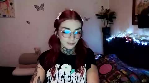 Snapshot of emilywhitee_ chatting on December 29, 2:38 am Valentina independent model online show from December 29, 2:38 am