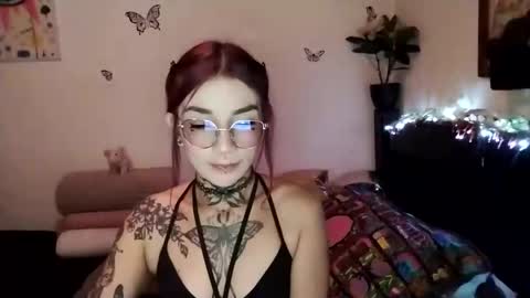 Snapshot of emilywhitee_ chatting on February 8, 3:08 am Valentina independent model online show from February 8, 3:08 am