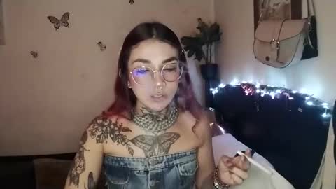 Snapshot of emilywhitee_ chatting on October 14, 2:25 am Valentina independent model online show from October 14, 2:25 am