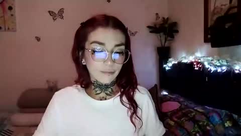 Snapshot of emilywhitee_ chatting on February 6, 2:22 am Valentina independent model online show from February 6, 2:22 am