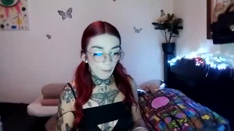 Snapshot of emilywhitee_ chatting on January 21, 2:43 am Valentina independent model online show from January 21, 2:43 am