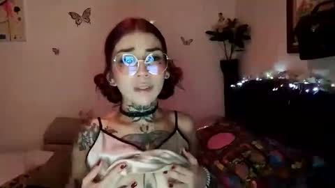 Snapshot of emilywhitee_ chatting on January 9, 1:50 am Valentina independent model online show from January 9, 1:50 am