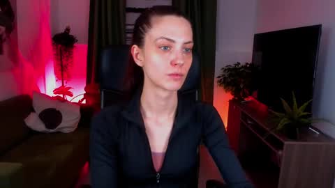 Snapshot of emilywiled chatting on January 4, 9:21 am Emily online show from January 4, 9:21 am