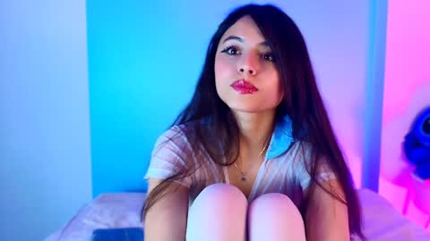 Snapshot of emilywithe_ chatting on February 3, 3:53 am online show from February 3, 3:53 am