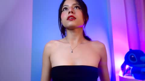 Snapshot of emilywithe_ chatting on February 11, 2:57 am online show from February 11, 2:57 am