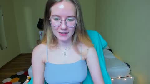 Snapshot of emilyy____ chatting on February 18, 5:33 pm Emily online show from February 18, 5:33 pm