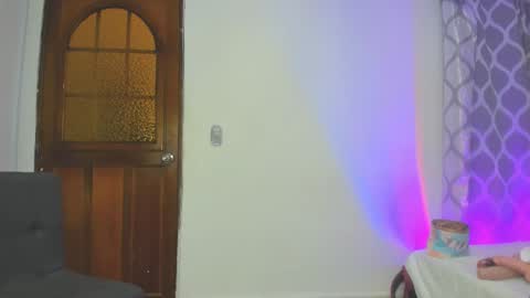 emilyy_r online show from January 31, 7:11 pm