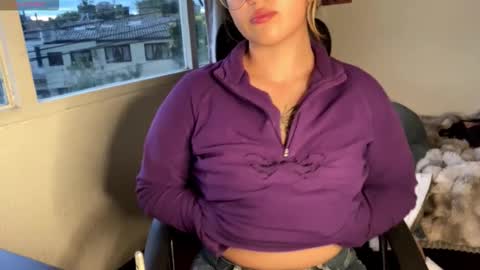 Snapshot of emma__bell_ chatting on September 15, 11:01 pm Emma Is here online show from September 15, 11:01 pm