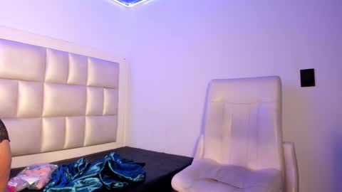 emma__js_ online show from February 3, 1:05 pm