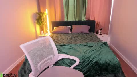 Emma Myer online show from April 9, 6:19 am