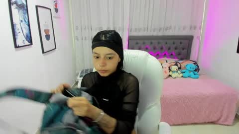 emma_rouxx online show from April 4, 1:43 pm