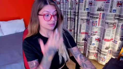 Snapshot of emmaa_hostt chatting on October 1, 11:31 pm Ema .l. online show from October 1, 11:31 pm