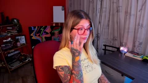 Snapshot of emmaa_hostt chatting on December 11, 1:37 am Ema .l. online show from December 11, 1:37 am