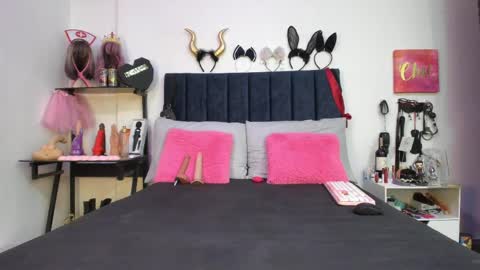          online show from May 25, 12:26 pm