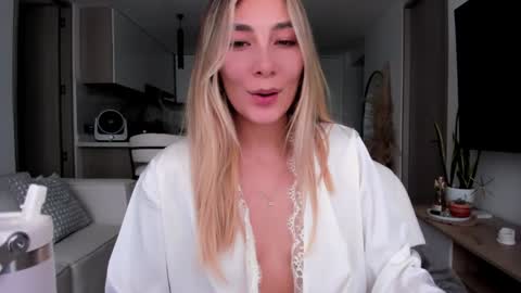 emyconneer online show from December 7, 9:22 pm