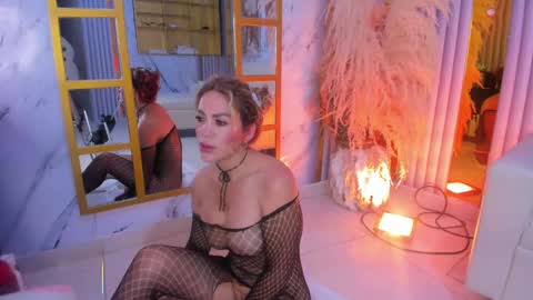 Snapshot of erotik_lady chatting on February 18, 9:53 pm TINY online show from February 18, 9:53 pm