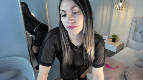 Escarlet online show from December 3, 1:21 pm
