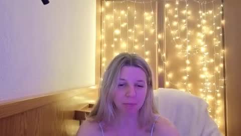 esma347866 online show from March 15, 11:51 pm