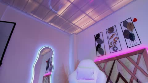 Estrella  online show from March 28, 1:43 pm