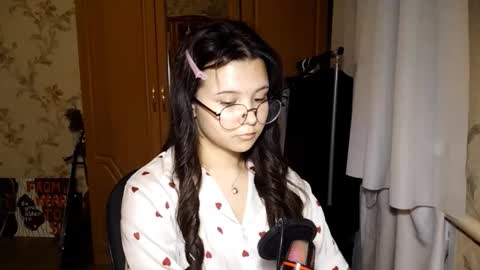 Lily 1st day online show from May 22, 7:01 pm