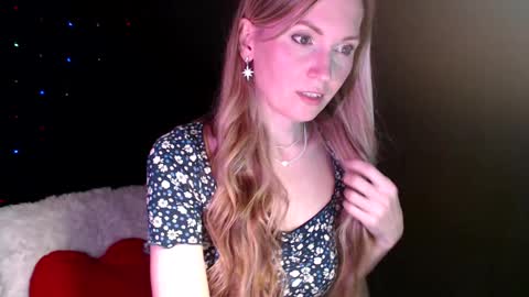 Snapshot of euphoria055 chatting on December 10, 12:05 pm Liana online show from December 10, 12:05 pm