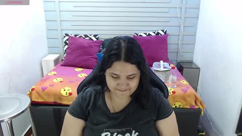 Snapshot of evelin_zaens chatting on February 8, 3:52 am evelin zaens online show from February 8, 3:52 am