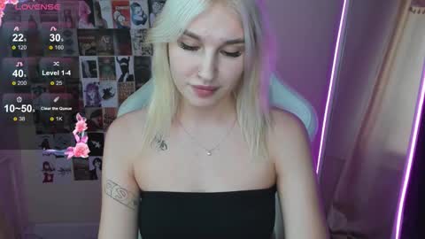 Snapshot of evelinalu chatting on October 27, 10:11 am Evelina online show from October 27, 10:11 am