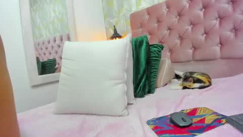 Snapshot of evelyn_morgan1 chatting on December 4, 12:19 am evelyn_morgan1 online show from December 4, 12:19 am