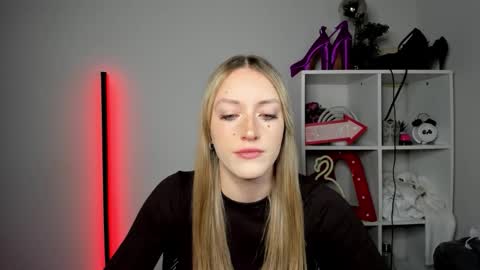 evelynblond online show from April 28, 5:44 am