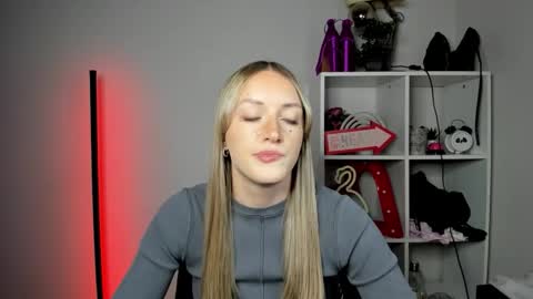 evelynblond online show from May 11, 4:26 pm