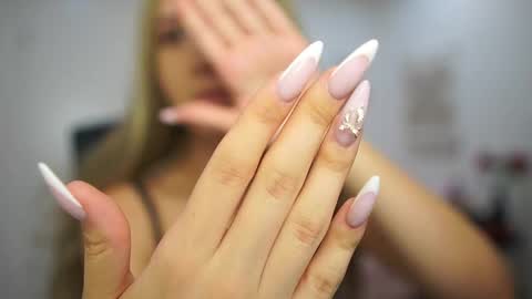 evelyncage_ online show from September 16, 6:05 pm