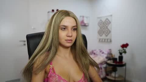 evelyncage_ online show from September 29, 6:13 pm