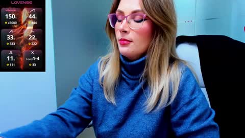 Snapshot of evelyne_rose chatting on February 5, 6:24 am evelyne_rose online show from February 5, 6:24 am