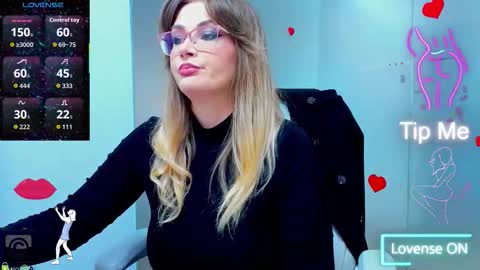 Snapshot of evelyne_rose chatting on October 5, 5:12 am evelyne_rose online show from October 5, 5:12 am