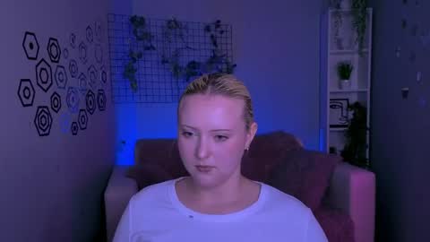 evelynlovelyy online show from April 11, 1:48 pm