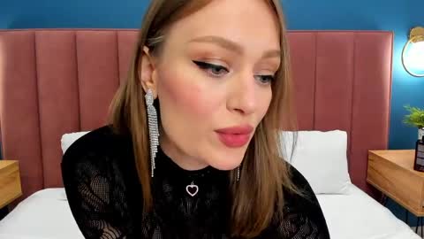 Evelyn online show from May 18, 1:59 am
