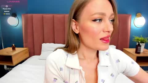 Evelyn online show from May 17, 1:49 am