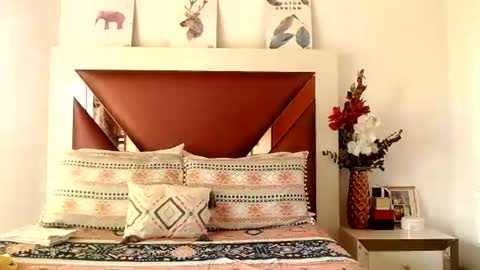 extrelli online show from August 9, 4:32 pm