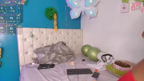 eylend_lisboa_ online show from March 26, 4:09 pm