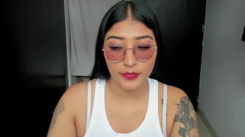 Snapshot of eymy_hadid_ chatting on December 17, 6:31 pm Emily online show from December 17, 6:31 pm