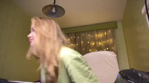 Snapshot of fairyilona chatting on January 17, 1:46 pm Ilona online show from January 17, 1:46 pm