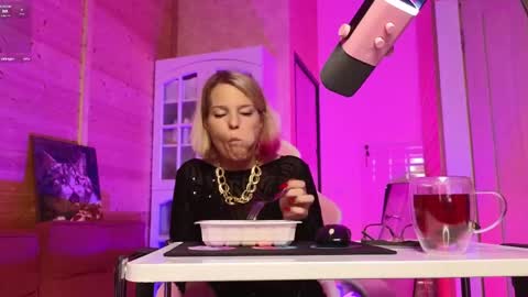 Lady online show from May 1, 9:29 pm