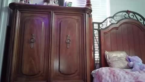 findombratty online show from April 8, 9:28 pm