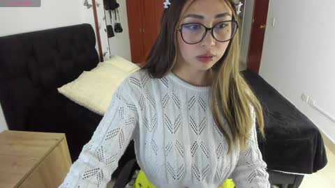 Snapshot of fiore_sanz chatting on January 1, 12:53 am online show from January 1, 12:53 am