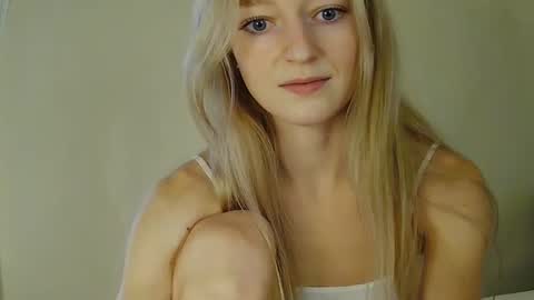 Snapshot of fitblondeprincess chatting on September 26, 6:05 pm flowergirl online show from September 26, 6:05 pm