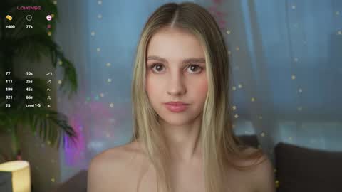 Snapshot of fluffy_angel chatting on December 3, 8:25 am Adeline online show from December 3, 8:25 am