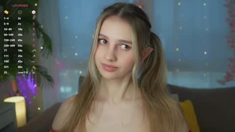 Snapshot of fluffy_angel chatting on December 24, 8:33 am Adeline online show from December 24, 8:33 am